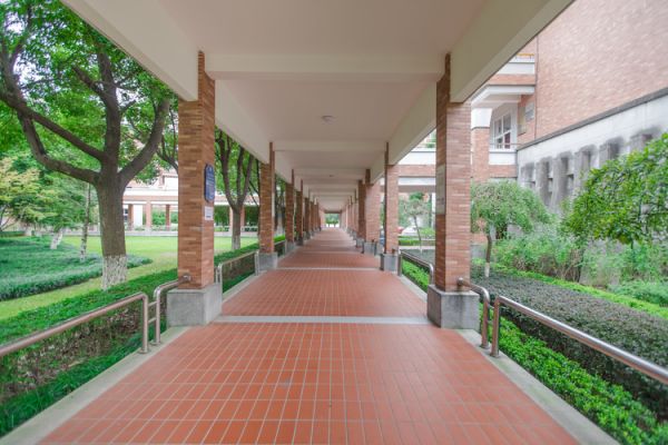 成都中醫(yī)藥大學附屬醫(yī)院針灸學校普高班都有那些