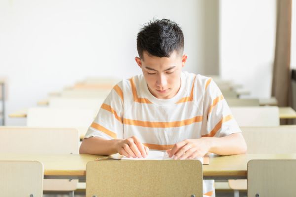 云南中医针灸学校中专，云南中医药大学针灸推拿学是几本