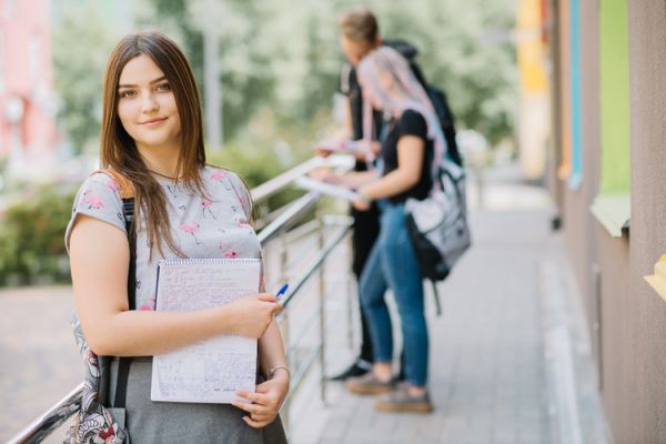 云南中医针灸学校中专，云南中医药大学针灸推拿学是几本