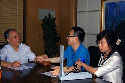 特聘专家胡维勤教授给贵宾提供养生调理服务