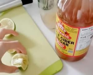 超簡(jiǎn)單 | 1分鐘刷脂飲料 檸檬蘋果醋的做法 步驟3