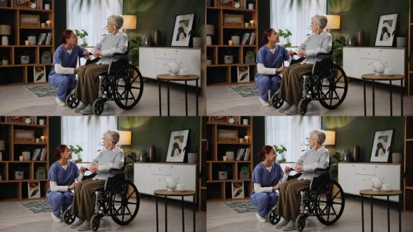 物理治疗师，老年妇女和轮椅说话，老人护理或健康的健康或支持。领取退休金者、残疾人士及护士协助前往康复