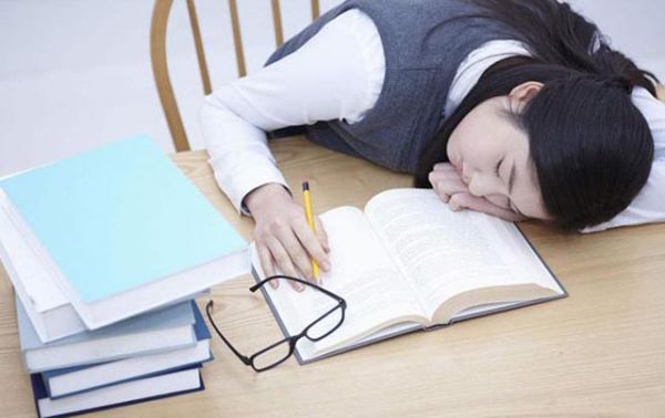 青少年学生的女孩不良姿势.jpg