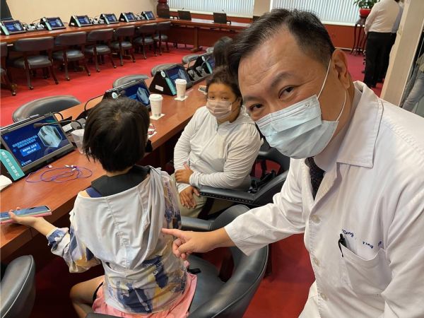 臺中榮總神經(jīng)外科主任楊孟寅指出，15歲少女彥綺術(shù)后脊椎側(cè)彎從90度降至20度，挺直腰背長高10公分，食欲和活動力都增加，生活品質(zhì)大為提升。（馮惠宜攝）