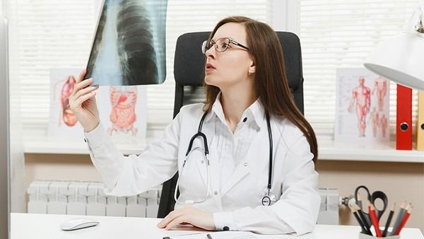 肺氣腫與喝水有關(guān)？醫(yī)生告誡：肺不好的人，注意這5習(xí)慣別大意！