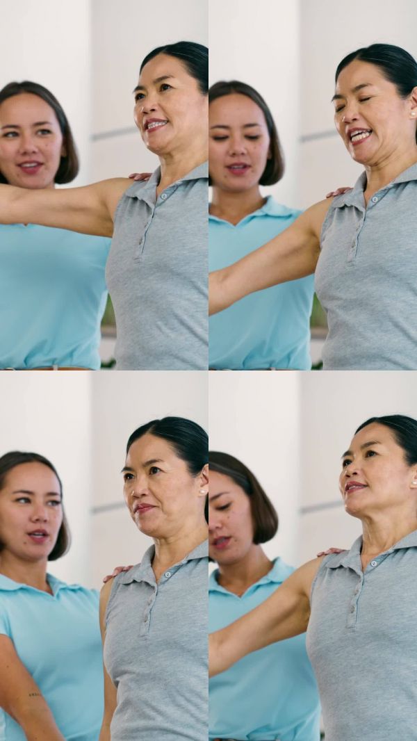 物理治療師，手臂鍛煉或成熟女性健身檢查，健康測試或醫(yī)療康復(fù)，身體愈合或物理治療。退休受傷，病人或按摩