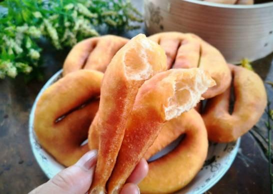 油炸饼这样做，比外边卖的还要香，快来试试吧！