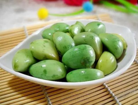  腊八蒜和牛奶可以同食吗(腊八蒜不能和什么一起吃)