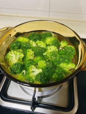 減脂餐盡量少油少鹽，選蛋白質高的肉類，推薦雞胸肉。的做法 步驟2