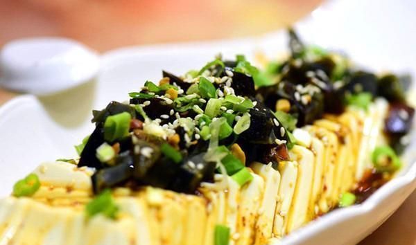 一碗靈魂料汁成就了鮮嫩爽滑的皮蛋豆腐