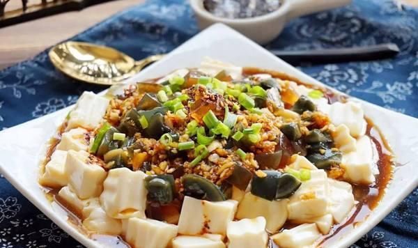 一碗靈魂料汁成就了鮮嫩爽滑的皮蛋豆腐
