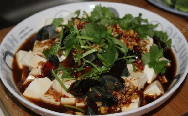 皮蛋拌豆腐怎么做？皮蛋拌豆腐的做法介紹(1)