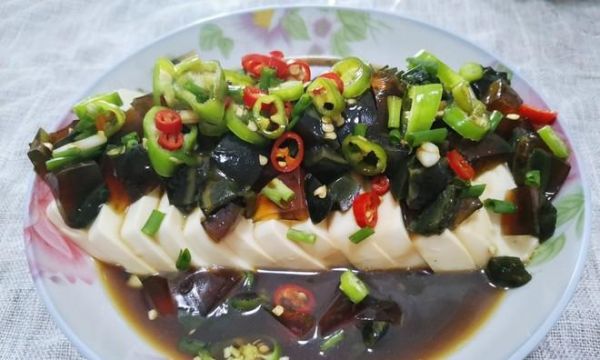 五彩皮蛋豆腐的制作方法（以豆腐为主材）