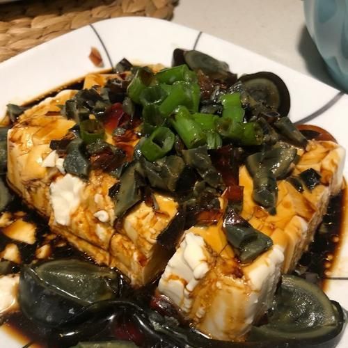五彩皮蛋豆腐的制作方法（以豆腐为主材）