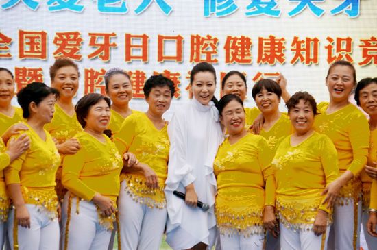 譚晶與老年人藝術(shù)團(tuán)合影