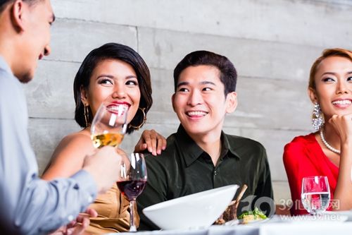 青年 男 女 聚會 吃飯 酒精 夫妻 情侶_32044562_xxl