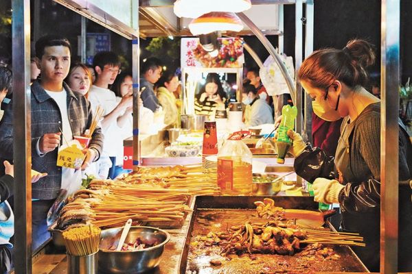 3月14日，民心佳園夜市，市民正在購買小吃。記者 劉旖旎 攝/視覺重慶