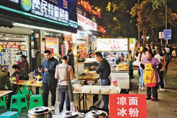 3月14日，民心佳園夜市，市民正在購買小吃。記者 劉旖旎 攝/視覺重慶