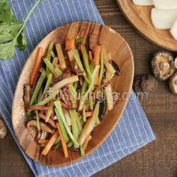 營養(yǎng)健康的美味小炒 臘肉蔬菜炒年糕的做法[圖]