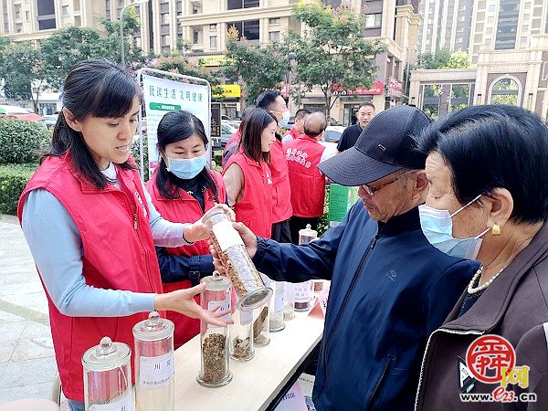 濟(jì)南市市場監(jiān)管局食藥檢測中心讓中藥“鑒真辨?zhèn)巍被菁案嗍忻?> <p>　　新媒體助宣傳，充分利用網(wǎng)絡(luò)新媒體擴(kuò)大科普知識普及面。在濟(jì)南市場監(jiān)管服務(wù)大廳設(shè)立食品藥品檢測體驗區(qū)，詳細(xì)展示農(nóng)獸藥殘留、重金屬、微生物、生物毒素、食品營養(yǎng)成分、食品添加劑及轉(zhuǎn)基因7項檢測全流程，配備40余份中藥材樣品用于外觀真?zhèn)舞b別、理化反應(yīng)(水試法)鑒別及顯微鑒別體驗，“沉浸式”體驗、“直觀式”感受食品檢驗和中藥材鑒別。制作發(fā)布《中藥鑒別知識大放送》系列科普短視頻，將晦澀專業(yè)知識以直觀有趣的方式呈現(xiàn)出來，擴(kuò)大新媒體傳播覆蓋面，讓更多的科普知識惠及市民。</p> <p>　　強(qiáng)保障促提升，多措并舉打造高素質(zhì)專業(yè)化食藥檢驗鐵軍。重視“以老帶新”傳承、“內(nèi)外聯(lián)動”培訓(xùn)，定期邀請老專家集中授課，組織培訓(xùn)交流20余次，參加人員400余人次，將300余份樣品標(biāo)本整理再利用，盤活中藥鑒別“源頭供給”，不斷提高中心工作人員的科普能力和水平，為扎實做好科普工作提供源源不斷的蓄能。</p><p style=