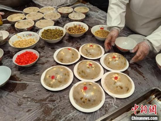 　　上海万佛寺新春素点传承活动举行，现场制作八宝饭。　范宇斌 摄