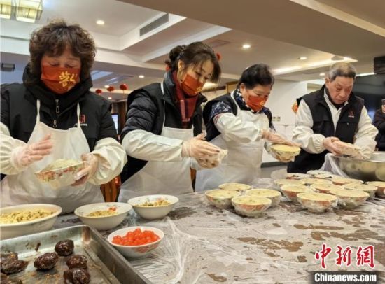 　　上海万佛寺新春素点传承活动举行，现场制作八宝饭。　范宇斌 摄