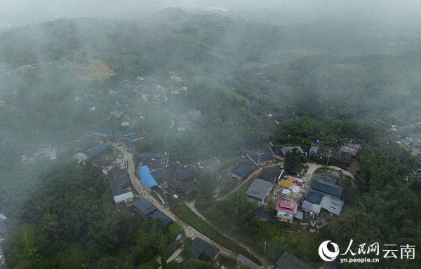 晨霧繚繞出冬瓜村。 朱邊勇攝