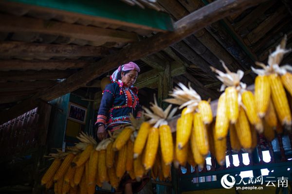 出冬瓜村大量傳統(tǒng)德昂族民居吸引著外來游客。 朱邊勇攝