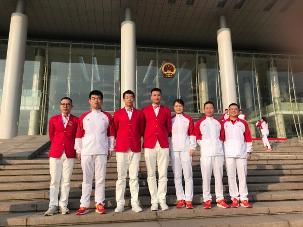 图1 方建(右二)和获得表彰的同事们.jpg