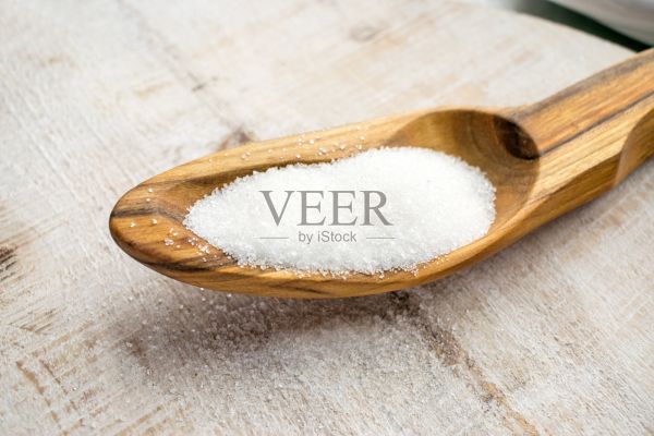 人工甜味劑和糖替代品在木勺。天然和合成無糖食品添加劑:山梨醇，果糖，蜂蜜，三氯蔗糖，阿斯巴甜照片攝影圖片
