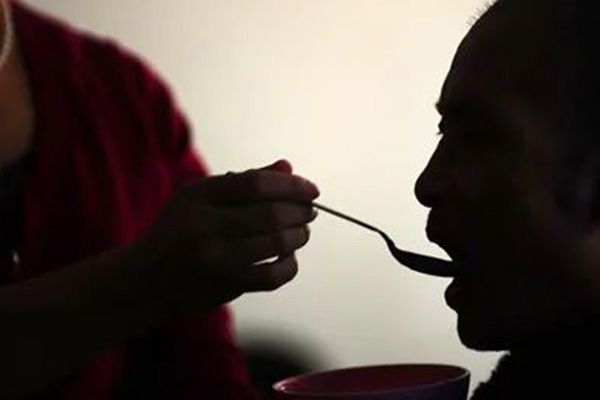失能的恐慌，如何破解失能老人的養(yǎng)老護(hù)理之困