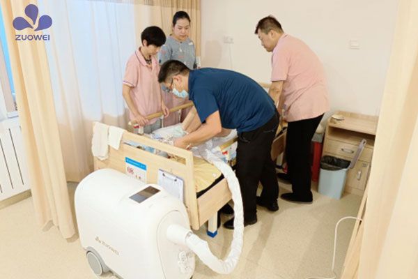 失能老人護(hù)理難上加難？作為科技大小便智能護(hù)理機(jī)器人來幫忙！