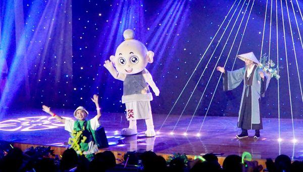 舞臺(tái)劇《藥圣》中，灸童（中）與臺(tái)下觀眾互動(dòng)。 本報(bào)記者 秦宇龍攝