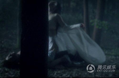 女星與男野戰(zhàn)互舔、揉胸激情照曝光