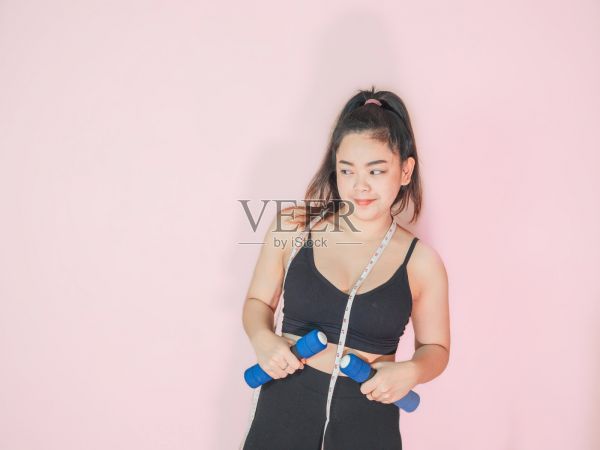 從運(yùn)動(dòng)服飾和運(yùn)動(dòng)中擺脫腹部脂肪的概念，讓身體更健康。照片攝影圖片