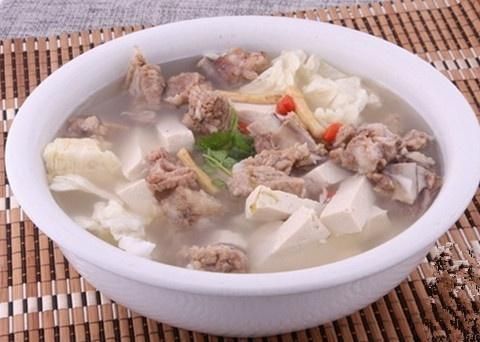 干黃花菜怎么煲湯好喝 清熱降火的超入味營養(yǎng)湯