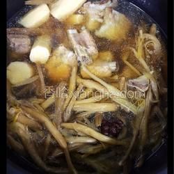 黄花菜山药排骨汤的做法[图]
