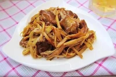 美食推薦：黃花菜燜鴨塊，豉香鳳爪，豆角燉五花肉，咖喱魚蛋
