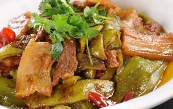 美食推薦：黃花菜燜鴨塊，豉香鳳爪，豆角燉五花肉，咖喱魚蛋