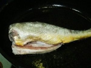 豆腐燜黃魚的做法步驟 第3步