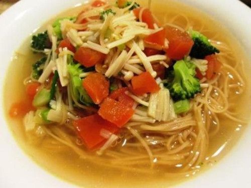中國僑網(wǎng)金針菇青花菜面（資料圖：美國《世界日報》）