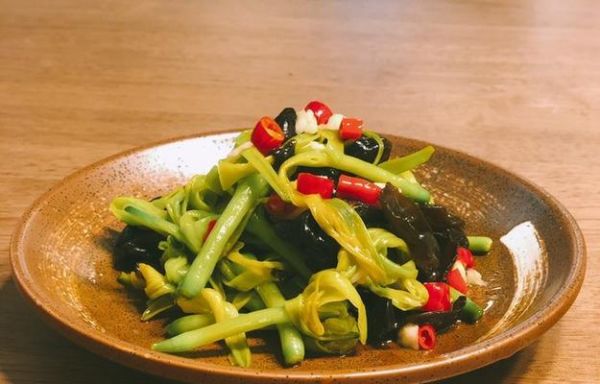 以香芹拌黃花菜，營養(yǎng)又美味（健康生活）