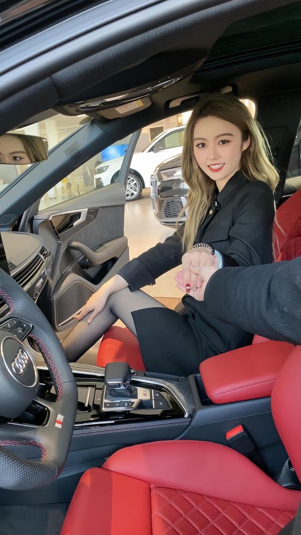 供传承经典的旅行车厢设计,带来宽敞舒适的乘坐空间。 奥迪S4 Avant:热血传承,动感沉浸 供传承经典的旅行车厢设计,带来宽敞舒适的乘坐空间。 配备高级纳帕真皮的S运动座椅,提三种颜色选择,带来愉悦的感官享受。 精致的碳纤维饰条,可自由选配钢琴漆饰条和高端碳纤维饰条,动感与精致完美融合。 当优雅精致遇上狂野不羁,奥迪S4 Avant展现出别具一格的魅力。 无论是镍金属的颜色还是丰富的配置,都让人沉浸其中,难以抗拒。-有驾