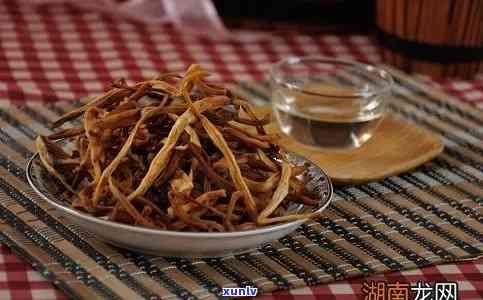 黃花菜泡茶的全面功效與作用：如何 *** 、喝法以及對(duì)身體的益處解析