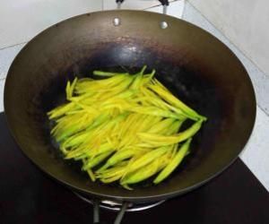 木须肉（木耳黄花菜炒肉片蛋）的做法步骤 第1步