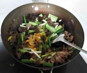 木须肉（木耳黄花菜炒肉片蛋）的做法步骤 第6步