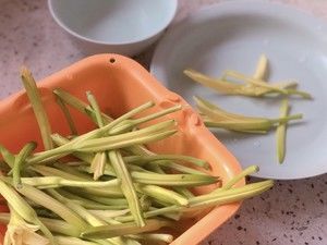 有毒却好吃的花【新鲜黄花菜炒蛋】留住初夏满口花香（蜗牛vivi爱做饭）的做法步骤 第1步
