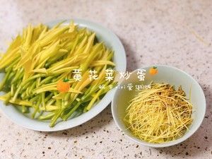 有毒却好吃的花【新鲜黄花菜炒蛋】留住初夏满口花香（蜗牛vivi爱做饭）的做法步骤 第2步