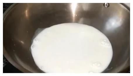 兩個雞蛋，一袋牛奶，制作早餐美食，營養(yǎng)價值高，含豐富的蛋白質(zhì)