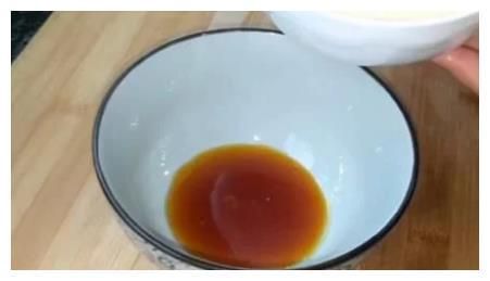 兩個雞蛋，一袋牛奶，制作早餐美食，營養(yǎng)價值高，含豐富的蛋白質(zhì)